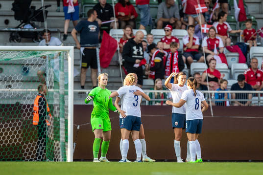 Goalkeeper Guro Pettersen celebrate with teammates