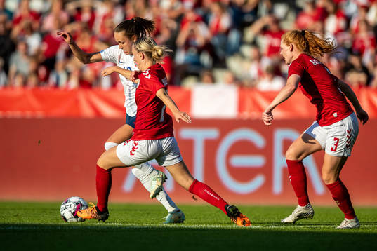 Caroline Graham Hansen of Norway and Sara Thrige of Denmark