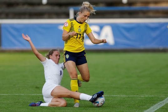 Maisie Symonds of England and Lisa Björk of Sweden