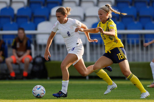 Maisie Symonds of England and Felicia Jastré Högberg of