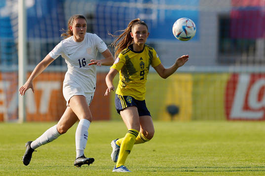 Caitlin Smith of England and Svea Rehnberg of Sweden