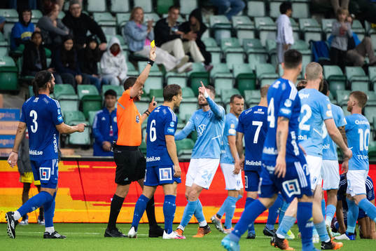 Domare Victor Wolf tilldelar Malmö FFs Erdal Rakip gult