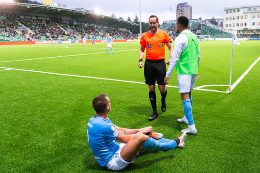 Malmö FFs Eric Larsson reagerar på domare Victor Wolf