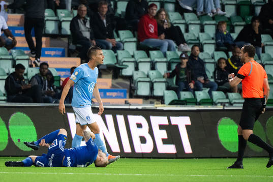 Malmö FFs Jonas Knudsen reagerar mot domare Victor Wolf