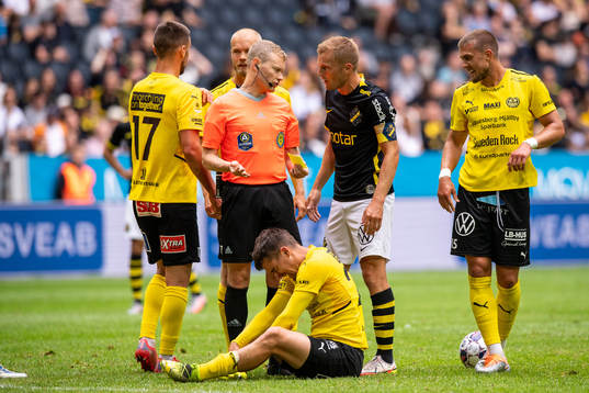 Domare Fredrik Klitte, Sebastian Larsson och Mjällbys