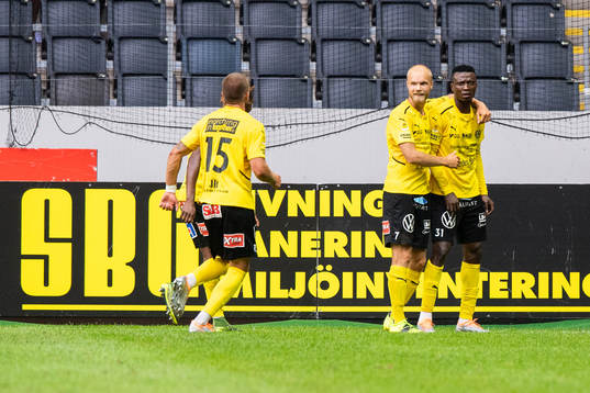 Mjällbys Viktor Gustafson och Chibuike Silas Nwankwo jublar