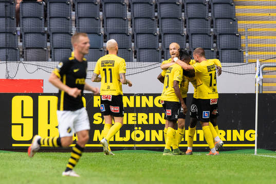 Mjällbys Chibuike Silas Nwankwo jublar med lagkamrater