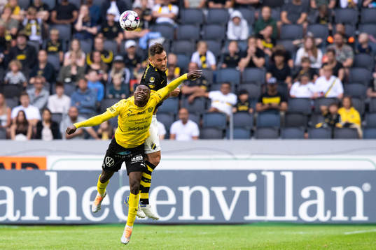 s Sotirios Papagiannopoulos och Mjällbys Chibuike Silas