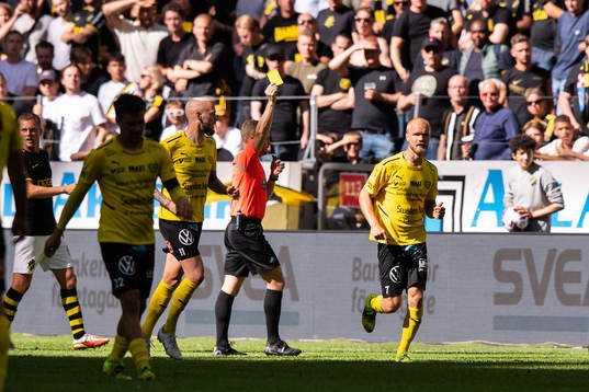 Mjällbys Viktor Gustafson får gult kort