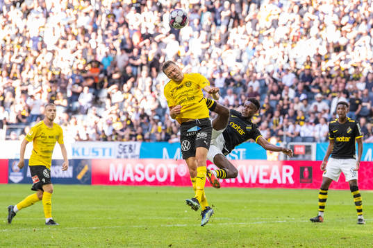 s Benjamin Mbunga Kimpioka och Mjällbys Jetmir Haliti