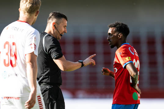 Domare Bojan Pandzic och Helsingborgs  Taha Ali
