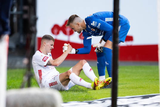 Kalmars Davíd Kristján Ólafsson har ont och får hjälp