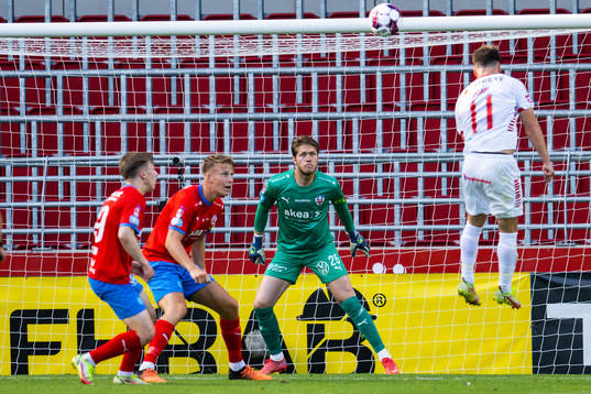 Kalmars Simon Skrabb och Helsingborgs målvakt Kalle