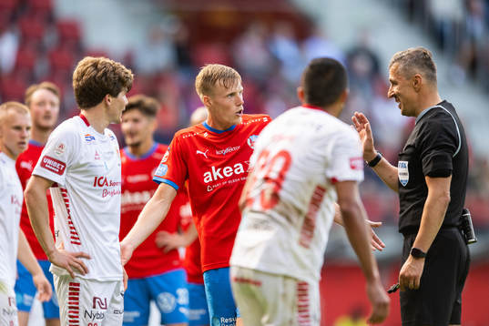 Helsingborgs Emil Hellman och domare Bojan Pandzic