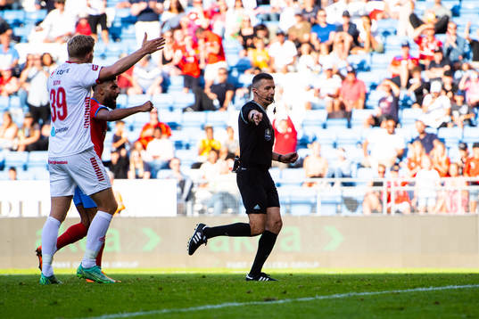 Domare Bojan Pandzic dömmer straff till Helsingborg