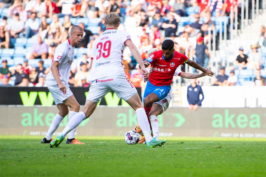 Helsingborgs Amin Al-Hamawi blir tacklad och får straff