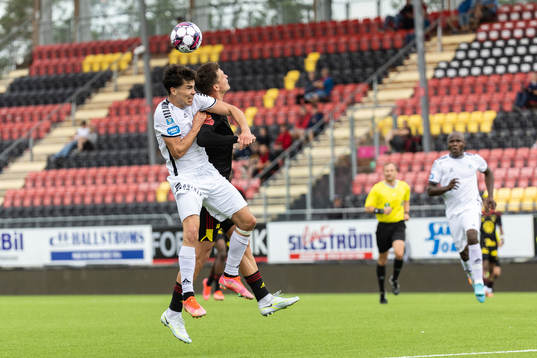 Utsiktens William Milovanovic och Östersunds Myroslav Mazur