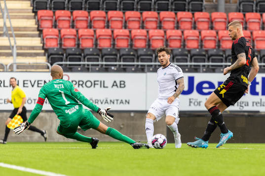 Utsiktens Karl Bohm och Östersunds målvakt Aly Keita