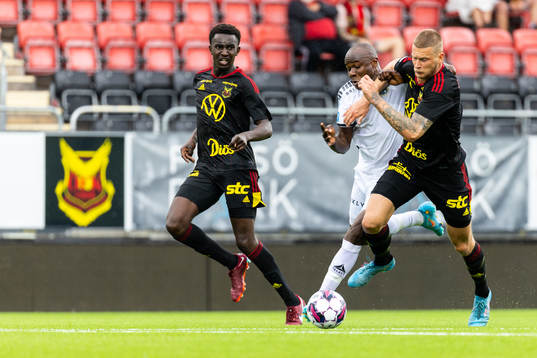 Utsiktens Nsima Peter och Östersunds Kevin Jablinski