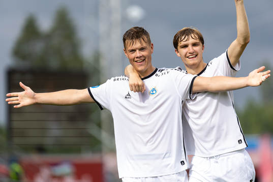 Utsiktens Albin Skoglund och Jakob Hedenquist  jublar