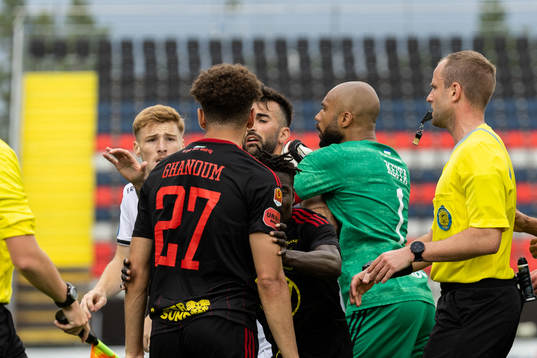 Utsiktens Markus Björkqvist och Östersunds målvakt Aly