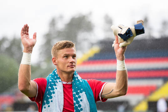 Utsiktens målvakt Johan Brattberg jublar