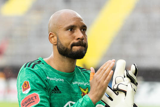 Östersunds målvakt Aly Keita deppar