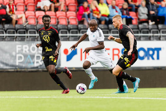Utsiktens Nsima Peter och Östersunds Kevin Jablinski