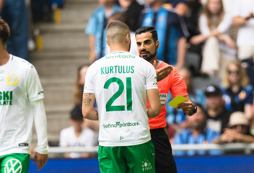 Hammarbys Edvin Kurtulus diskuterar med domare Mohammed