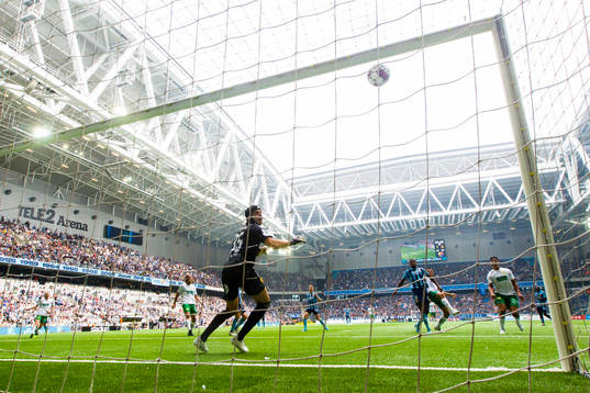 Djurgårdens målvakt Jacob Widell Zetterström  ser bollen