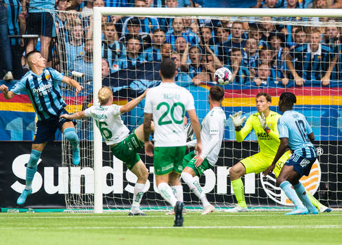 Hammarbys målvakt Davor Blazevic med en räddning på nick