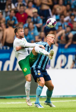 Hammarbys Dennis Widgren i kamp om bollen med Djurgårdens