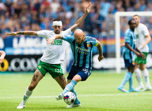 Hammarbys Loret Sadiku i kamp om bollen med Djurgårdens
