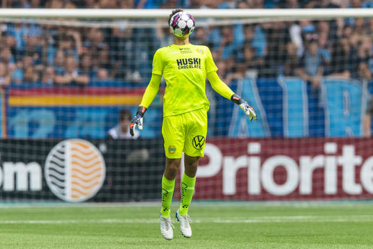 Hammarbys målvakt Davor Blazevic med boll