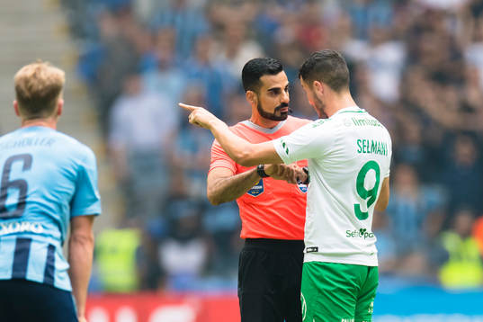 Hammarbys Astrit Selmani samtalar med domare Mohammed