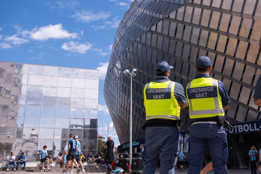 Säkerhetsvakter utanför Tele2 Arena