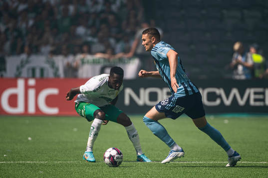 Hammarbys Bubacarr Trawally och Djurgårdens Piotr Johansson