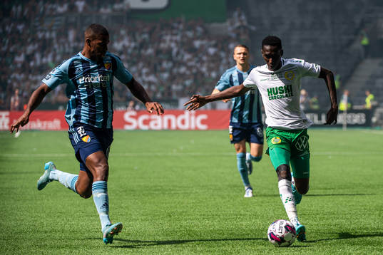 Djurgårdens Isak Hien och Hammarbys Bubacarr Trawally