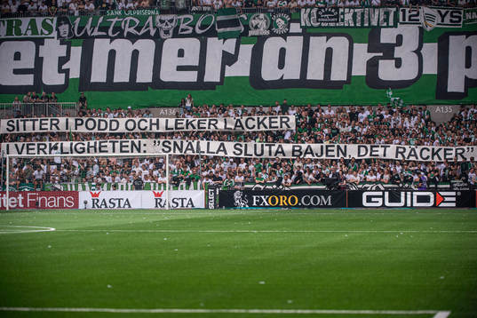 Hammarbys supportar med en banderoll