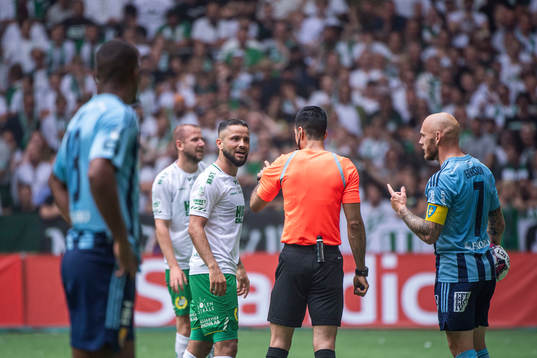 Hammarbys Mohanad Jeahze och Djurgårdens Magnus Eriksson