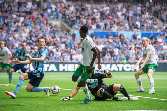 Djurgårdens Hjalmar Ekdal och målvakt Jacob Widell