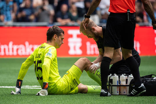 Hammarbys målvakt Davor Blazevic har ont