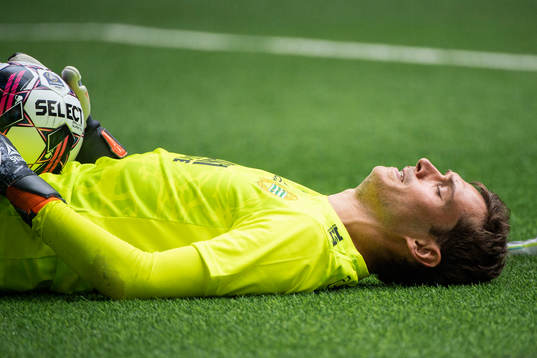 Hammarbys målvakt Davor Blazevic har ont