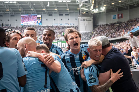 Djurgårdens Gustav Wikheim jublar med Hjalmar Ekdal och