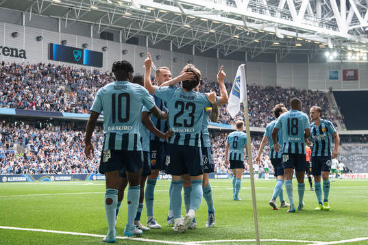 Djurgårdens Gustav Wikheim jublar med lagkamrater