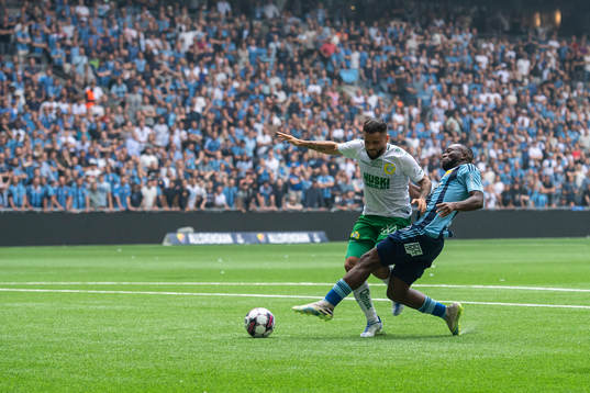 Hammarbys Mohanad Jeahze och Djurgårdens Emmanuel Justine