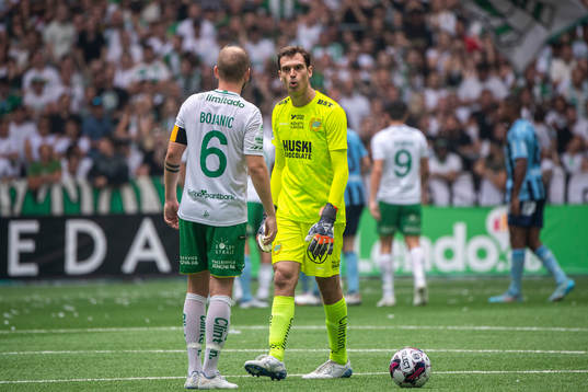 Hammarbys Darijan Bojanic och målvakt Davor Blazevic