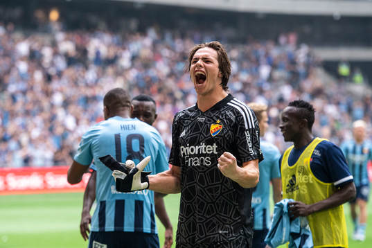Djurgårdens målvakt Jacob Widell Zetterström jublar