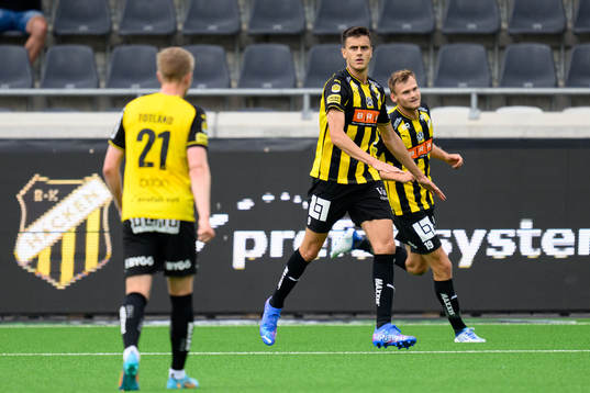 Häckens Alexander Jeremejeff jublar