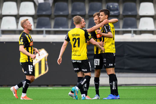 Häckens Alexander Jeremejeff jublar